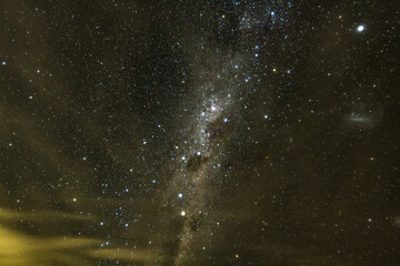 Obraz premium Stargazing at the night sky and milky way with clouds