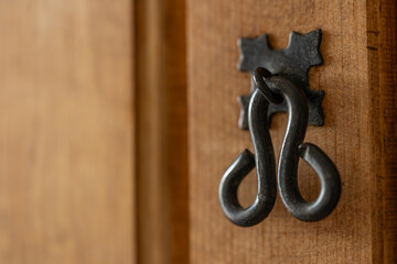 Asa de Hierro Forjado en Madera R&uacute;stica