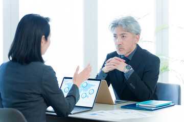 ビジネスパーソン　ミーティング　経営者