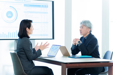 ビジネスパーソン　ミーティング　経営者