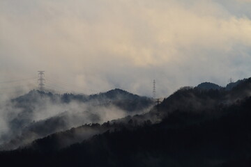 雲に覆われる山