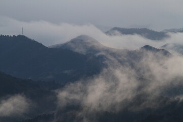 雲に覆われる山並み