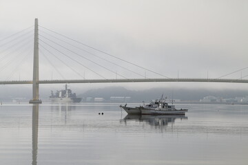 早朝の海に停泊する漁船