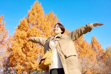 女性　ミドルエイジ　紅葉　旅行