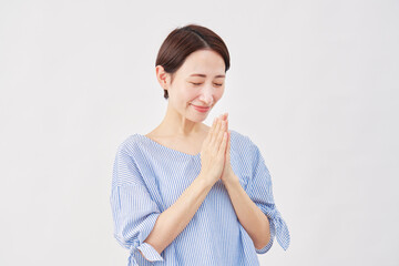 女性　ミドルエイジ　祈る　合掌　白背景