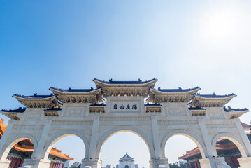Obraz premium The main gate of National Chiang Kai-shek (CKS) Memorial Hall, the landmark for tourist attraction in Taiwan. st hand holding smartphone while taking a photograph of jiufen Culture Village Taipei, 