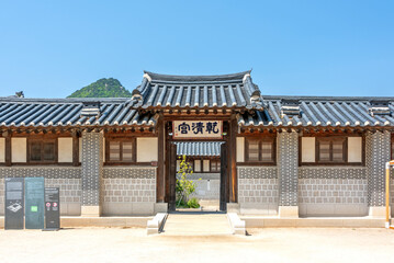 경복궁 건청궁(고종의 처소)의 대문, 서울, 종로구에 위치-Main gate of Geoncheonggung Palace (King Gojong's quarters) in Gyeongbokgung, located in Jongno-gu, Seoul, South Korea