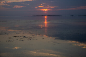 Fototapeta premium 湖に沈む綺麗な夕陽 