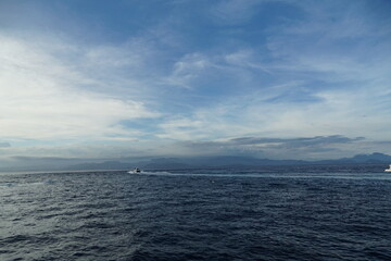 Obraz premium Exciting boat adventure on serene waters coastal landscape aerial view nature exploration