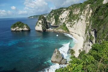 Obraz premium Serene coastal exploration at nusa penida indonesia stunning ocean views and rugged cliffs in a tropical paradise