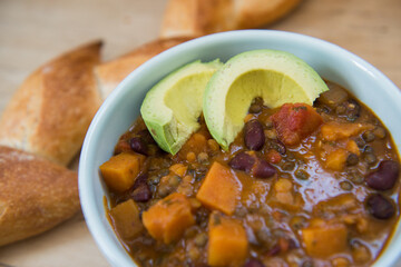 Vegan Chili with Avocado and Bread – A Hearty Plant-Based Meal