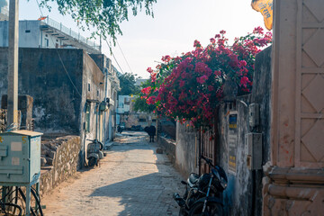 Pushkar Lake and ghats with pilgrims, Rajasthan, India – spiritual travel destination