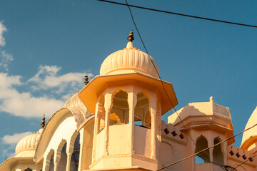 Pushkar Lake and ghats with pilgrims, Rajasthan, India – spiritual travel destination