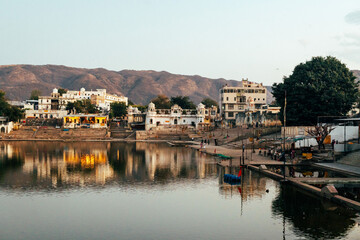 Obraz premium Pushkar Lake and ghats with pilgrims, Rajasthan, India – spiritual travel destination