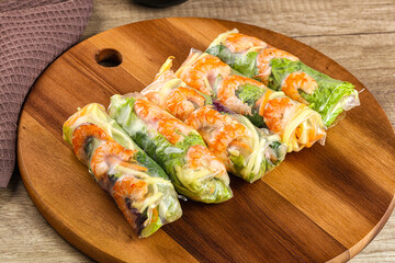 Vietnamese spring roll with prawn and mango