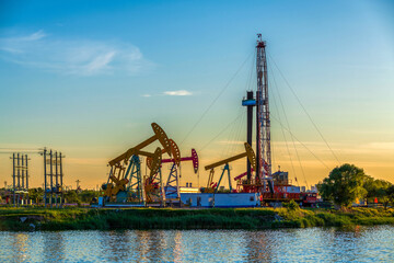 Obraz premium Pumping unit and well servicing operations in Daqing Oilfield, Daqing City, Heilongjiang Province, China.