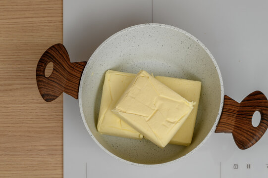 Masło klarowane w metalowym garnku na kuchence indukcyjnej 