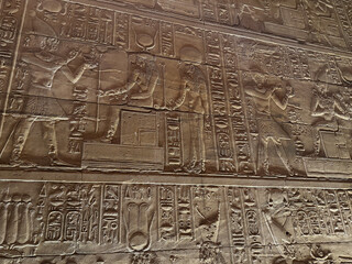 イシス神殿のレリーフとヒエログリフ、世界文化遺産