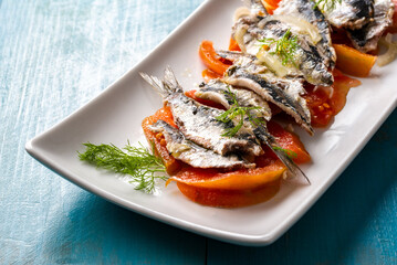 Piatto di sardine marinate con pomodoro e cipolla, antipasti mediterranei 