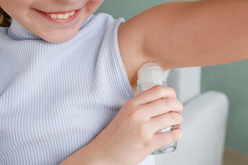 The child uses a ball deodorant. Sweat protection.
