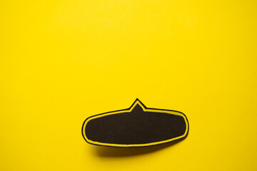 黄色背景に黒色の吹き出し