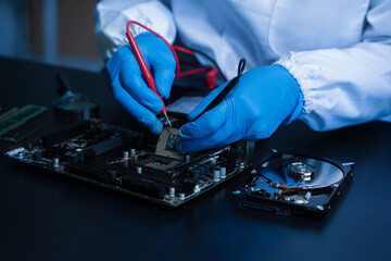 Obraz premium Hands repairing electronic devices. Electronic technician.