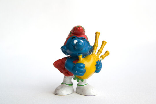 Figura original de pitufo gaitero. Fondo blanco