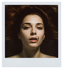 Portrait photo type polaroïd d'une femme sous l'eau, en gros plan, ses cheveux flottant autour d'elle, fond transparent