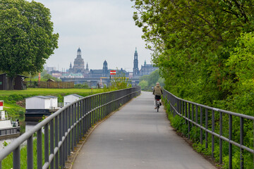 ELBERADWEG IN dRESDEN