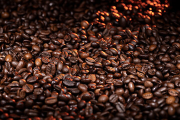 Close-Up of Roasted Coffee Beans with Warm Light Reflections – High-Resolution Macro Shot for Coffee and Beverage Industry Contexts
