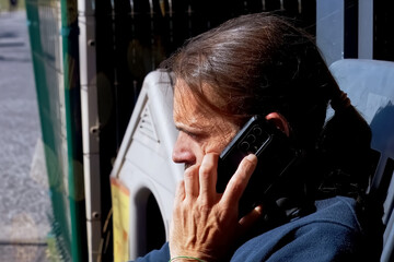 Man speaking to cellphone