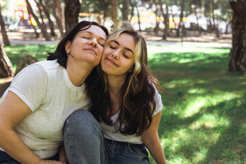 Naklejka premium Smiling women enjoying a sunny day in the park surrounded by nature