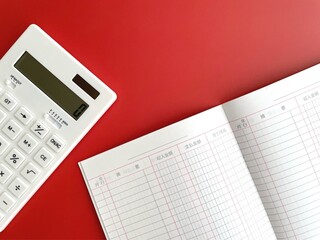 白い電卓と出納帳