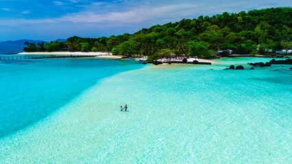 Fototapeta premium Tropical paradise with vibrant turquoise waters and lush greenery inviting relaxation and adventure