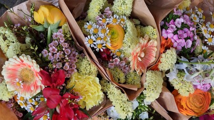 bunte Frühlingsblumensträße zum Verkauf 