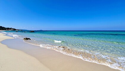 青空に包まれ、透明な波がしっとりと砂浜を撫でる、静かな癒しのビーチシーン

