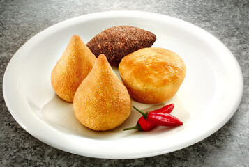 prato com coxinha de frango, empada e quibe 