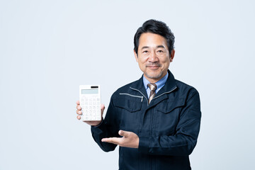 電卓を持つミドルのビジネスマン