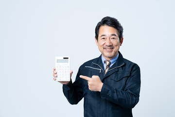 電卓を持つミドルのビジネスマン