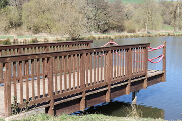 Holzbrücke am See.
