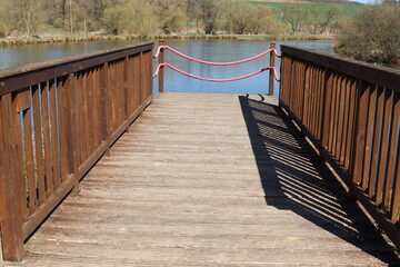 Holzbrücke am See.
