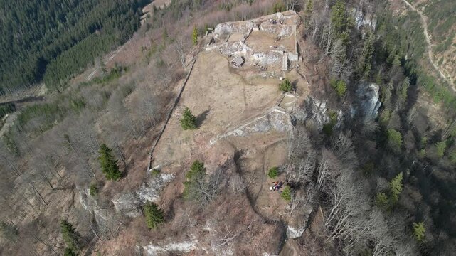 Liptowski Hrad - Słowacja - ruiny zamku na szczycie g&oacute;ry z pięknym widokiem