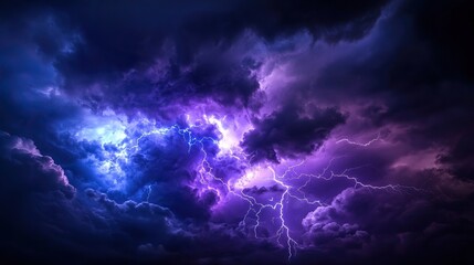 Obraz premium A dark sky illuminated by powerful purple and blue lightning flashes.