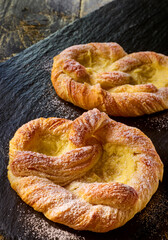 Vanille Brezel aus Blaetterteig, Backwaren, Puddingteilchen, 