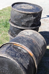 Teerfass. Teerf&auml;sser auf der Baustelle.