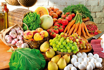 mesa com legumes, frutas e verduras orgânicas 