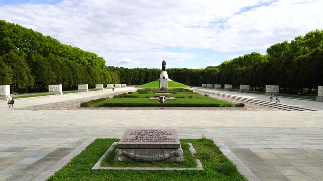 Treptower Park &ndash; Berlin&rsquo;s Green Escape with Soviet War Memorial