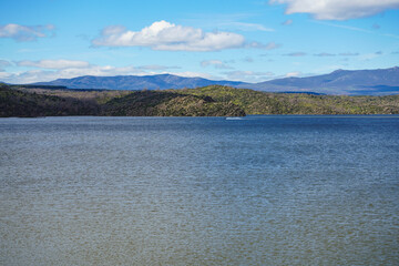 Embalse de agua en la provincia de Segovia, España