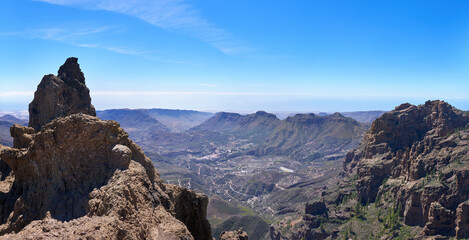 Obraz premium Gran Canaria - Blick vom berühmten Aussichtspunkt Mirador del Pico de los Pozos de las Nieves Richtung Süden über San Bartolomé de Tirajana bis nach Maspalomas