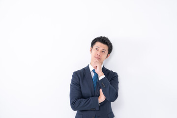 悩むビジネスマン